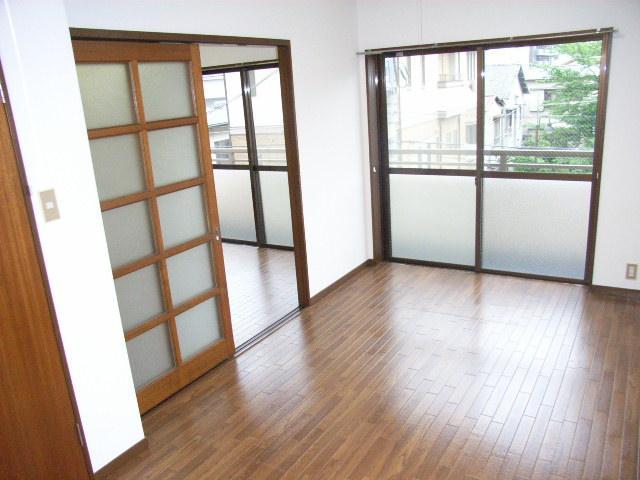 Living and room. Loose 8 Pledge of DK