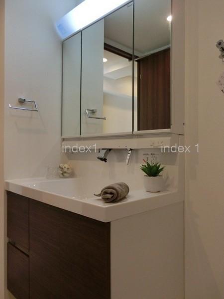 Wash basin, toilet. This shower faucet that can be used conveniently