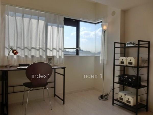 Non-living room. Before a nice view of the eyes from the desk!