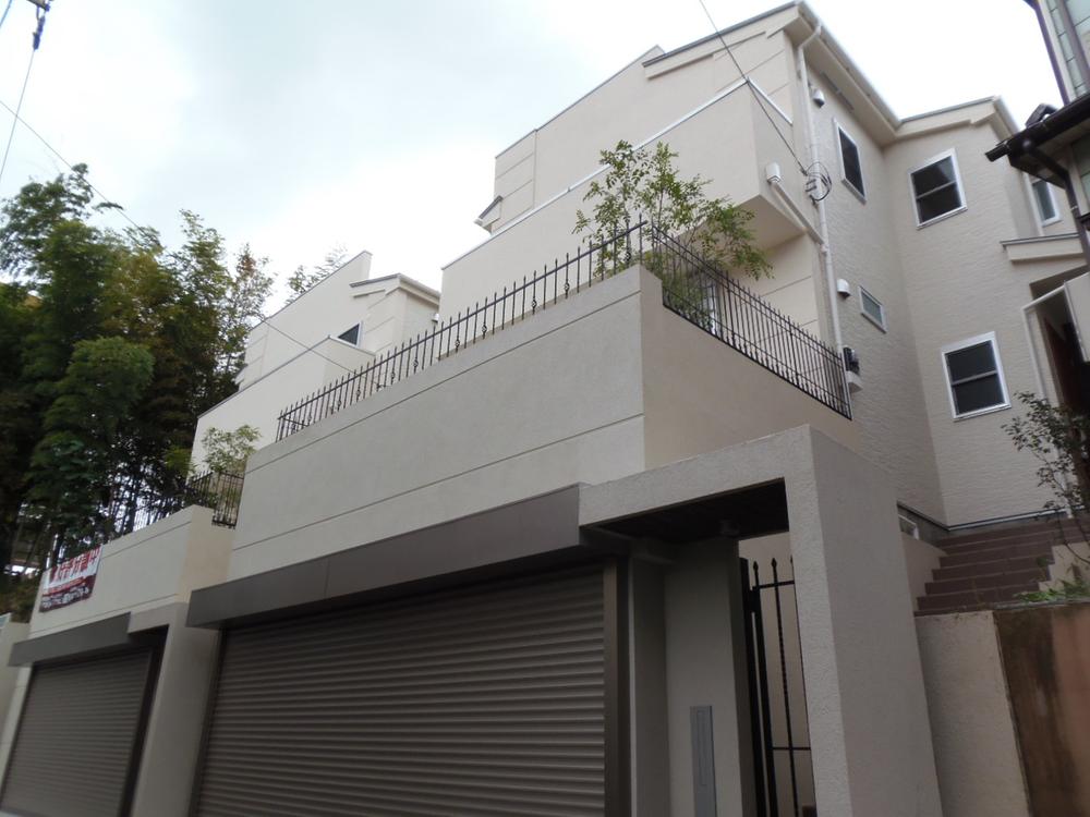 Local appearance photo. Local (10 May 2013) Shooting The first floor there is a garage with a shutter. You can use it as a storage space in addition to your car.