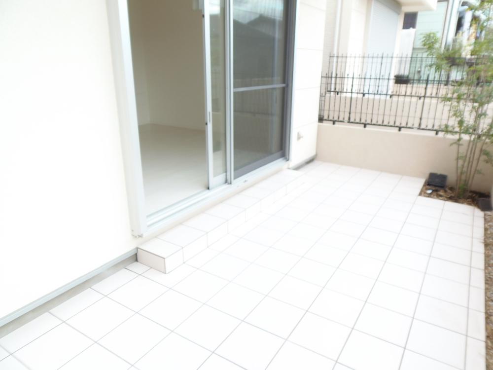 Garden. Local (10 May 2013) Shooting It is a space with a space that stretched a larger tile.  It is also possible to grow planting your favorite trees of your own.