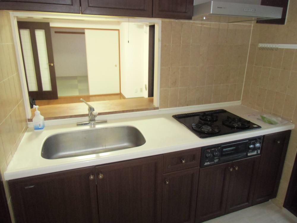 Kitchen.  ■ Face-to-face counter-type of system Kitchen