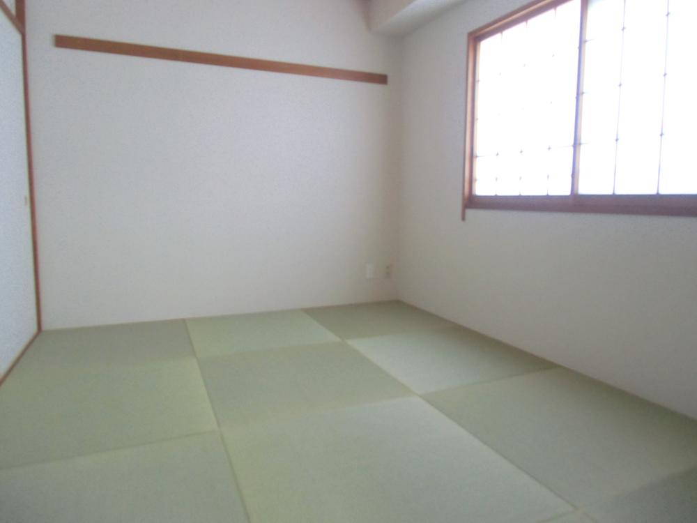 Non-living room.  ■ Simple and elegant Japanese-style room with Ryukyu tatami