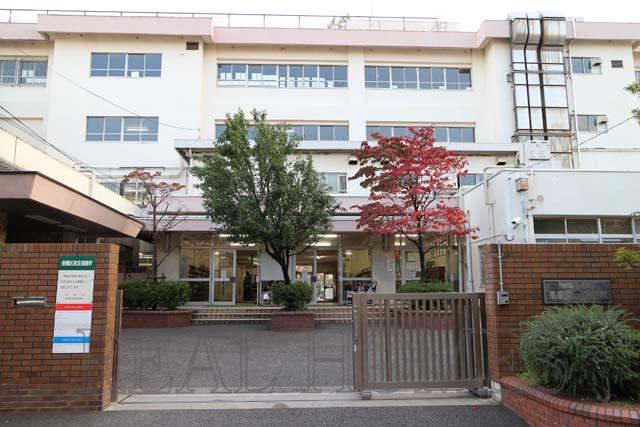 Junior high school. 660m until Itabashi Takashima first junior high school