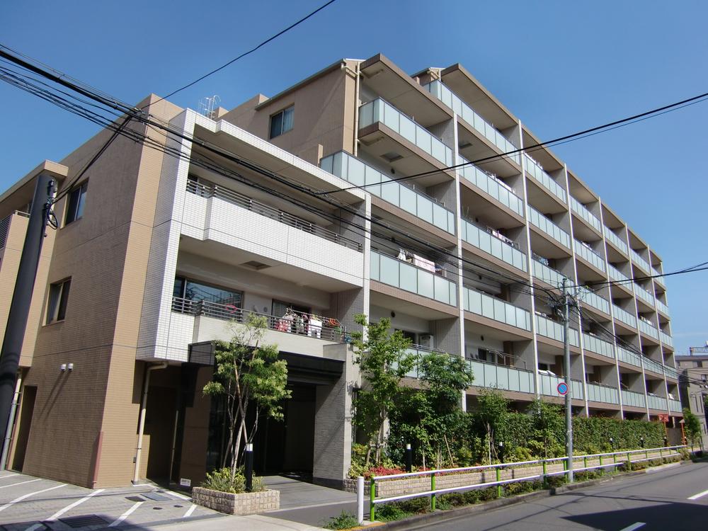 Local appearance photo. Local (10 May 2013) balcony of the shooting glass handrail is the modern exterior design.