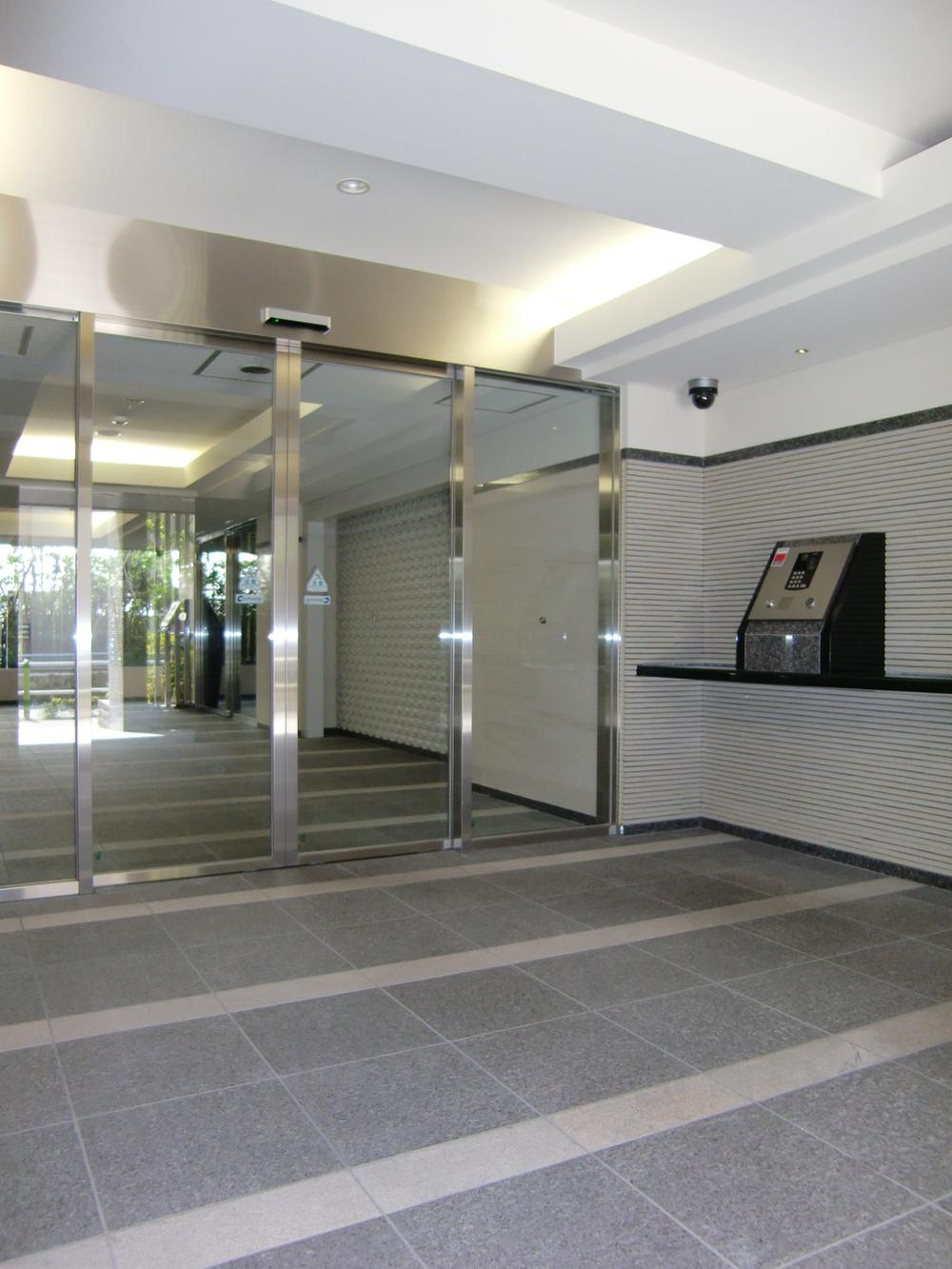 Entrance. Double auto-lock ・ Security Intercom with TV monitor