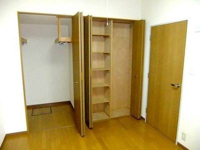 Living and room. Western-style walk-in closet