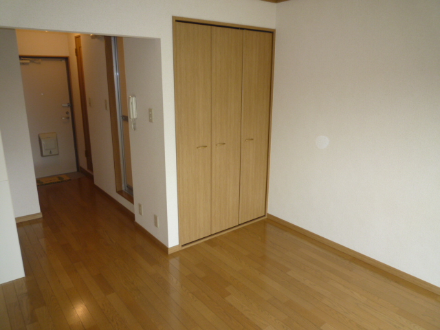 Living and room. Bright southeast direction Flooring