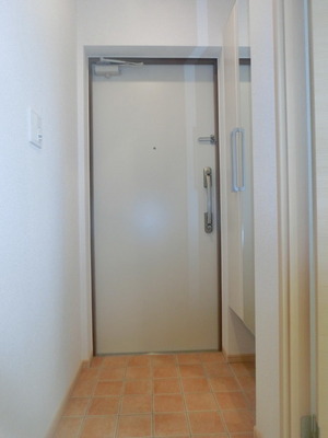 Entrance. Double lock with entrance