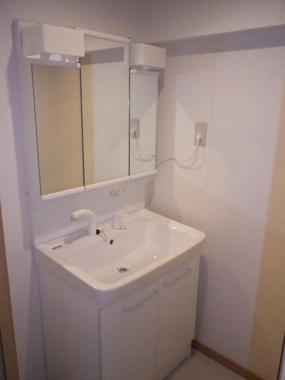 Wash basin, toilet. Indoor (11 May 2013) Shooting