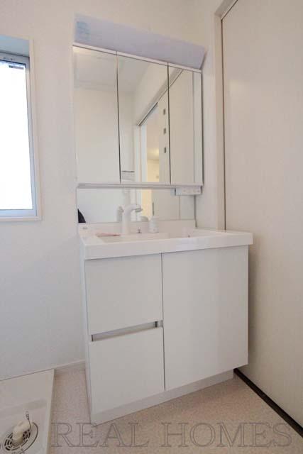 Wash basin, toilet. Indoor (12 May 2013) Shooting 1 Building