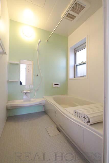 Bathroom. Indoor (12 May 2013) Shooting 1 Building