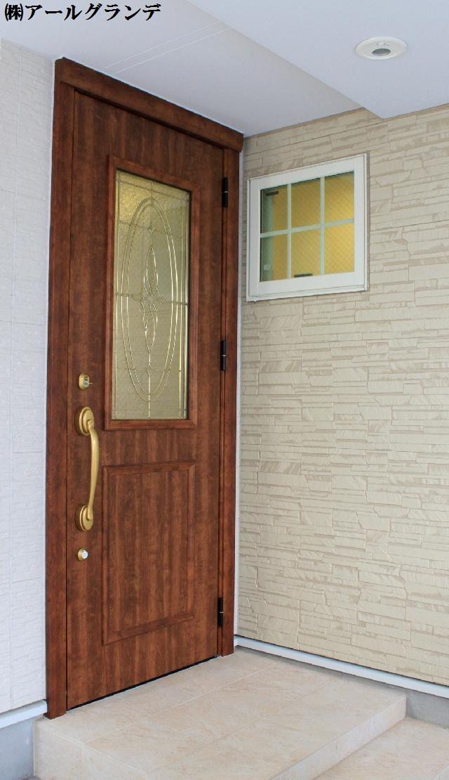 Entrance. Example of construction