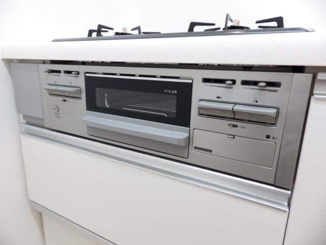 Kitchen. Stove is with a grill.