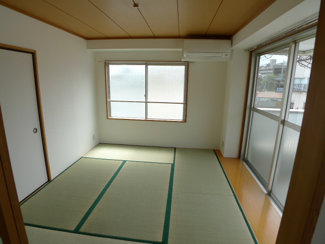 Living and room. 7 Pledge and the spread of Japanese-style, Very bright two-plane daylight!