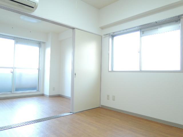 Living and room. Southwestward ・ Corner room