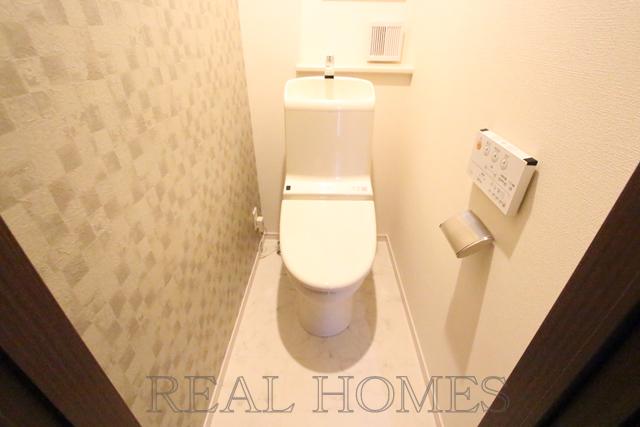 Toilet. Indoor (11 May 2013) shooting B Building