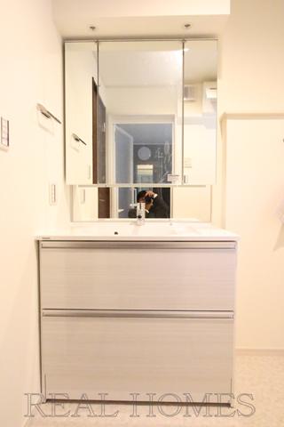 Wash basin, toilet. Indoor (11 May 2013) Shooting B Building