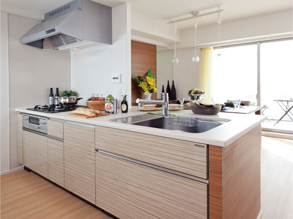 Kitchen.  [kitchen] Push type three-burner stove and water purifier, Standard established a variety of facilities, including a silent wide sink. Not only the pursuit of comfort and ease of use, It has become a kitchen and stuck to the counter top, such as beauty using artificial marble.