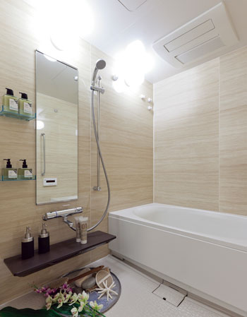 Bathing-wash room.  [Bathroom] To be able to safely enter and exit without difficulty even in the way and children of your elderly, Bathroom which adopted a low-floor type of bathtub. Hot water tension at the touch of a button ・ Reheating ・ Keep warm ・ Also it features convenient amenities such as full Otobasu system that can add hot water.