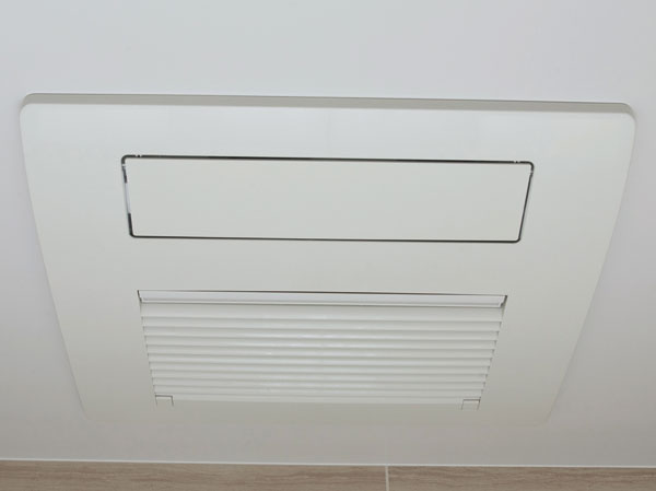 Bathing-wash room.  [Bathroom ventilation dryer (TES)] Drying ・ ventilation ・ heating ・ Adopted TES bathroom heating dryer with a cool breeze function. It is also useful to dry on a rainy day in and night laundry. Also, Also reduces heat shock phenomenon caused by the temperature difference between the living room by the heating function in cold season.