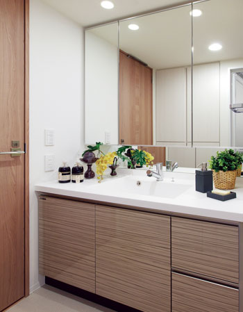 Bathing-wash room.  [Powder Room] It combines beauty and functionality, Powder room which adopted the wash bowl of care is also easy to artificial marble counter integrated. Also offers a variety of storage space, such as a convenient linen warehouse storage of small items and towels.