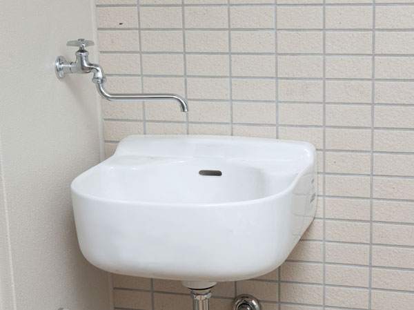 Other.  [Slop sink] balcony ・ On the terrace, Set up a convenient slop sink to do washing and gardening water, such as children's shoes. (More than the published photograph of the model room B type)