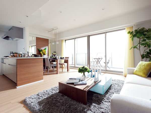 Room and equipment. Family gather living ・ Dining is to be a bright and airy space by the wide opening. Counter kitchen and dining, You can enjoy conversation with family while staying in the kitchen creates a pleasant connection. (living ・ dining  ※ Model Room B type)