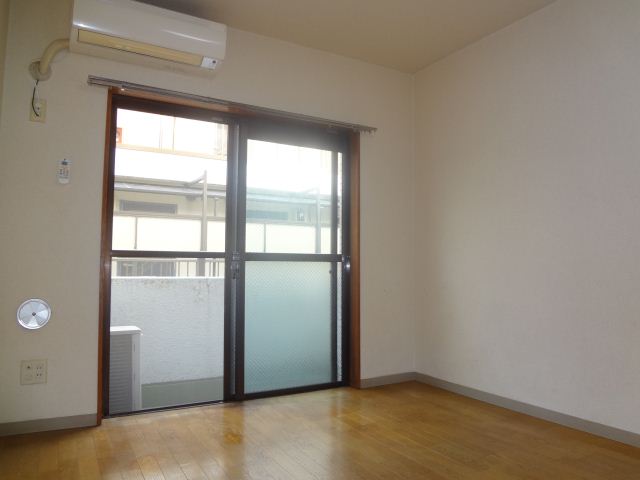 Living and room. It is wall thickness