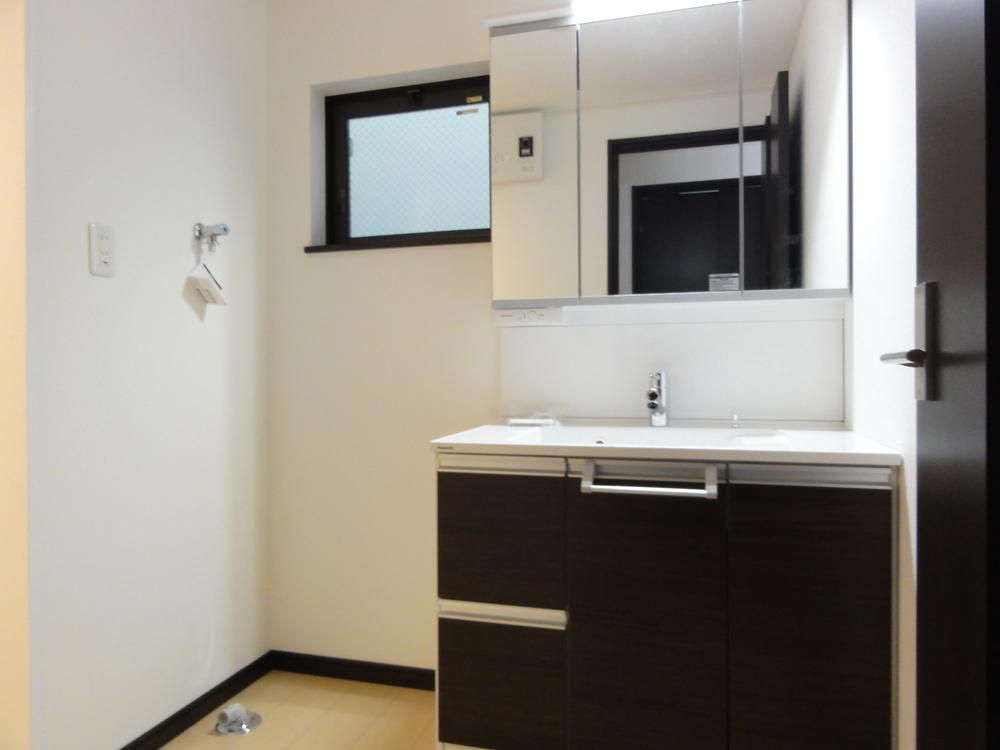 Wash basin, toilet. Building 3 washbasins