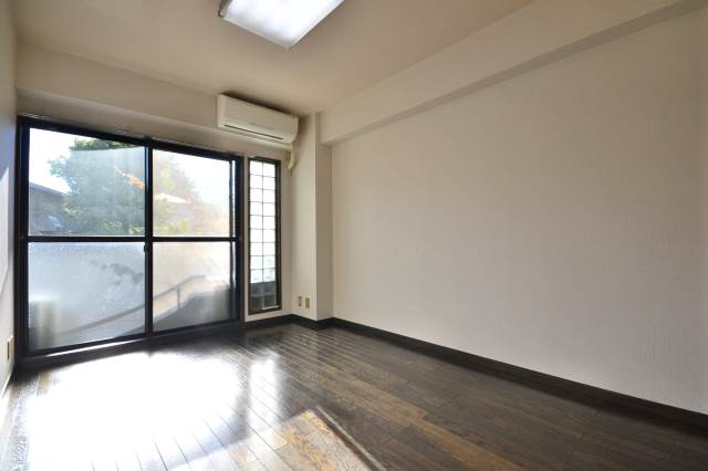 Living and room. The photograph is an image for during renovation. (203, Room photo)