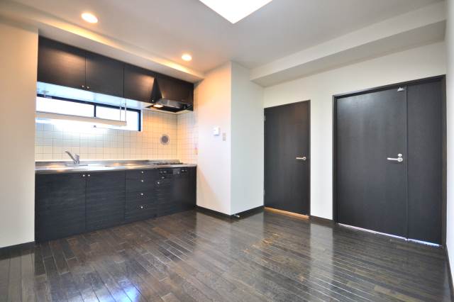 Living and room. The photograph is an image for during renovation. (203, Room photo)