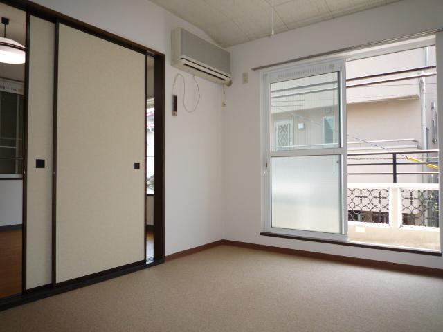 Living and room. Western-style 6 Pledge, Year-round comfortable air-conditioned rooms.