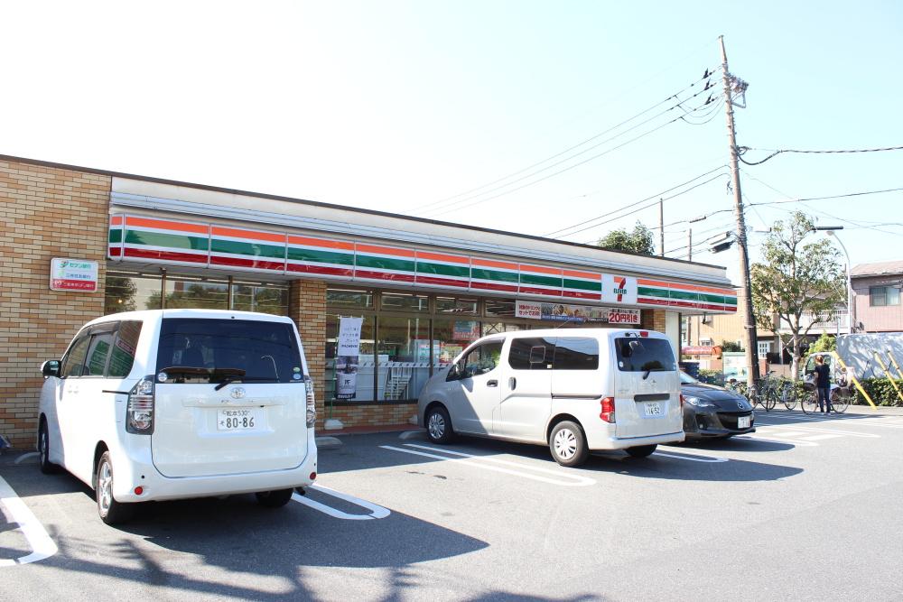 Convenience store. 670m to Seven-Eleven