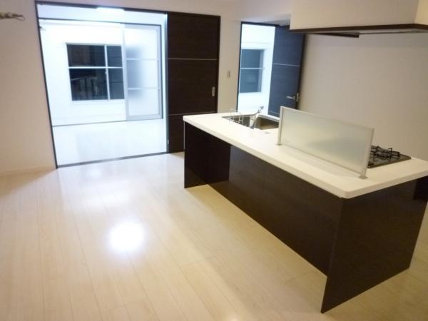 Living. 12 Pledge spacious popular face-to-face kitchen to living room! !