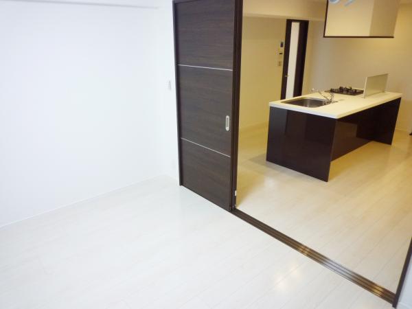 Non-living room. Accustomed to spacious as your living room of 19 tatami I open the next to the Western-style sliding door of the living room! !