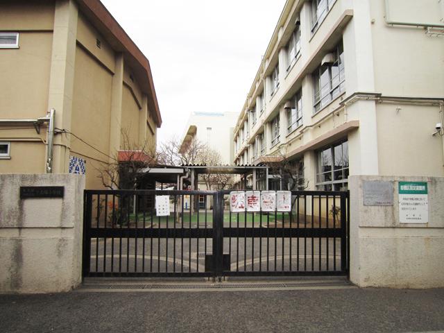 Primary school. 652m until Itabashi under Akatsuka elementary school