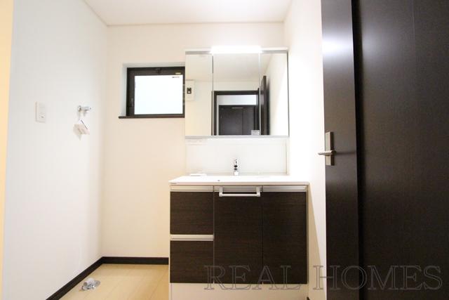 Wash basin, toilet. Indoor (11 May 2013) Shooting Building 3