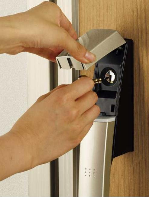 Security equipment. Adopt the electric lock "smart control key" is to YKKAP made door "Venato". Card key to the front door handle ・ Only closer to seal key, Securely locked by two key is linked. Just turn the top of the thumb-turn from the room, You can secure locking. Closing the door automatically consuming key Ya "automatic locking function", If one of the key has been tampered with, Automatically "picking prevention function" two key is re-locked after 50 seconds features.