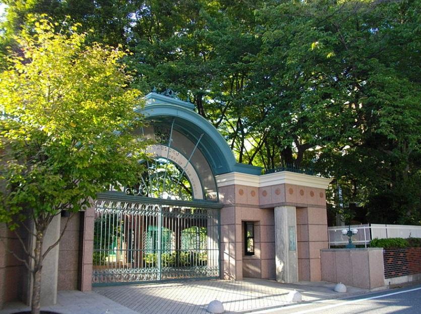 high school ・ College. Private Shukutoku until high school 736m