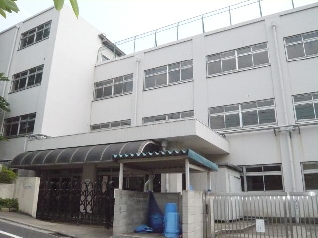 Junior high school. Municipal Akatsuka until the second junior high school (junior high school) 950m