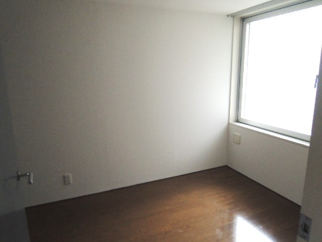 Other room space. Western-style comes with storage