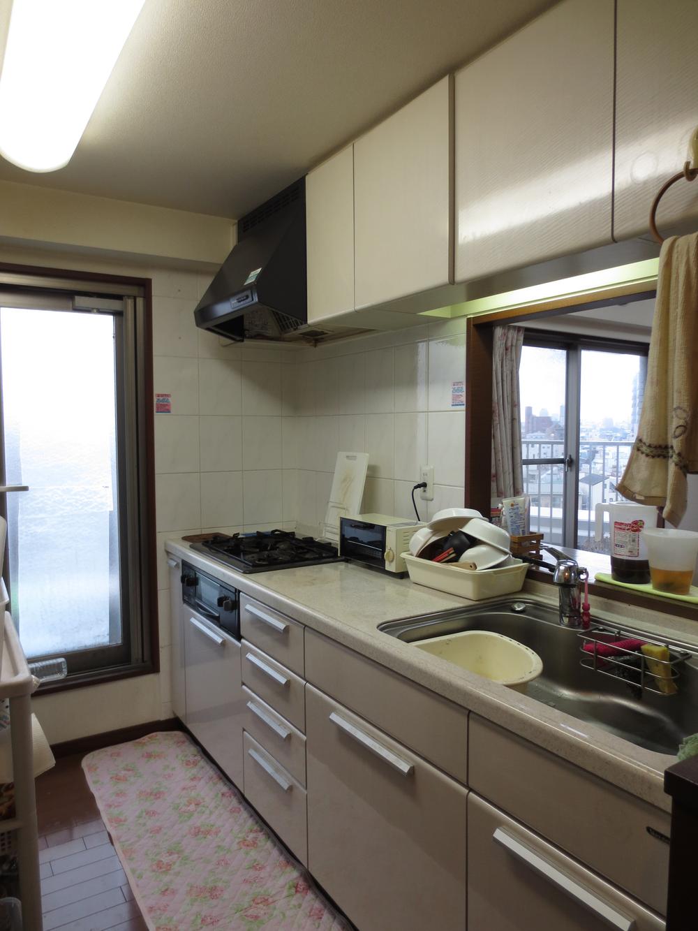 Kitchen. Indoor (11 May 2013) Shooting