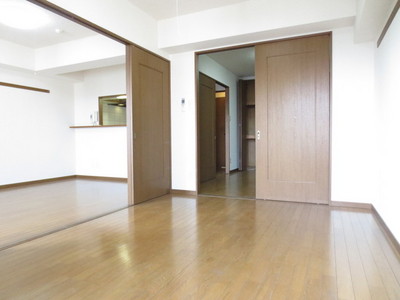 Living and room. Western-style 6.3 Pledge (reference photograph of another in Room)