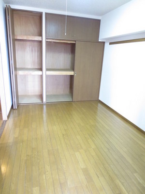 Living and room. Western-style 6.3 Pledge (middle room) (reference photograph of another in Room)