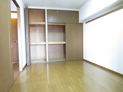 Living and room. Western-style 6.3 Pledge (middle room) (reference photograph of another in Room)