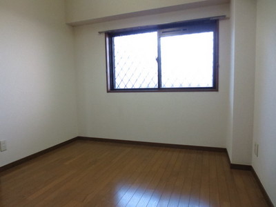 Living and room. Western-style 4.9 Pledge (reference photograph of another in Room)