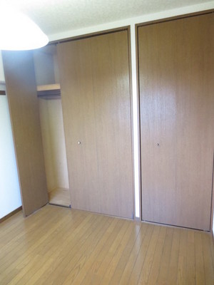 Living and room. Western-style 4.9 Pledge (reference photograph of another in Room)