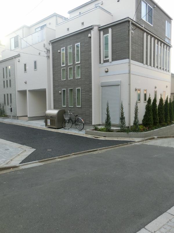 Local photos, including front road. Local (25 November 29) shooting