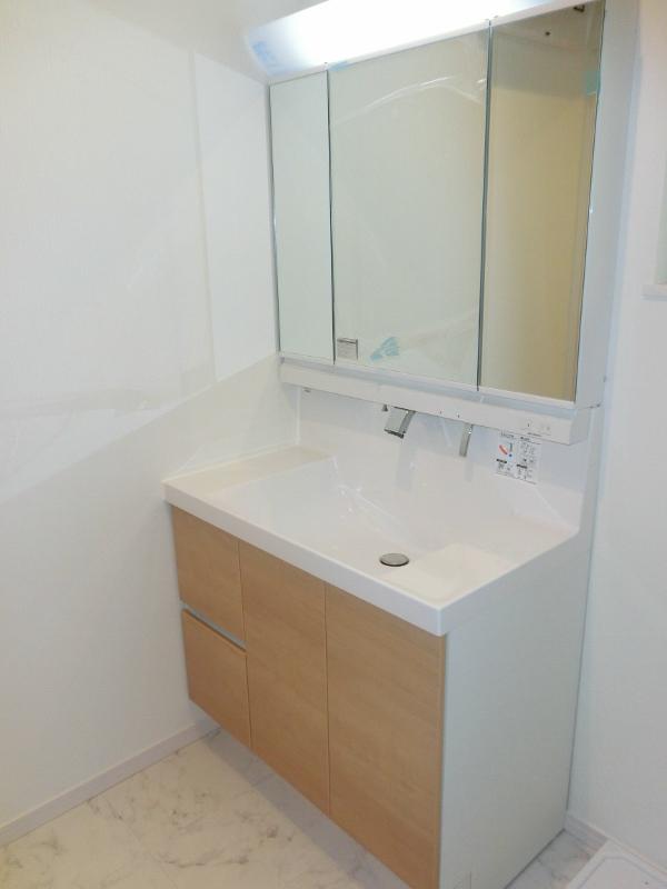 Wash basin, toilet. Local (25 November 29) shooting